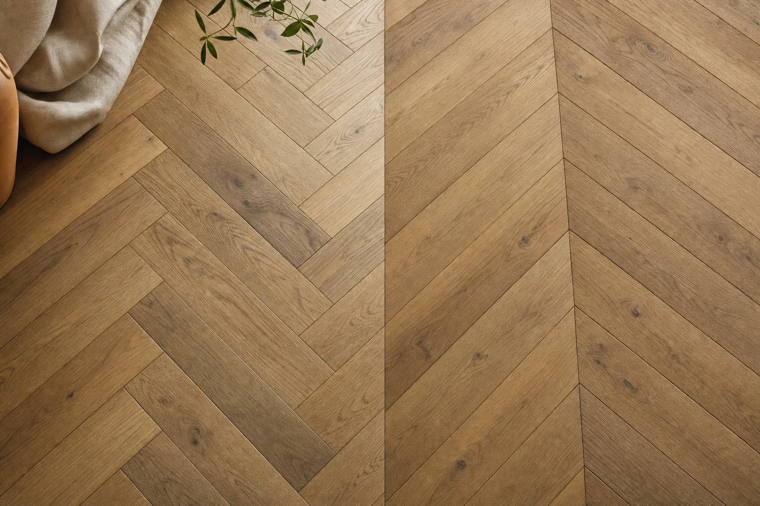 Eglutės rašto parketo palyginimas — Herringbone su 90° kampais ir Chevron su 45° tiesiais galais iš ąžuolo