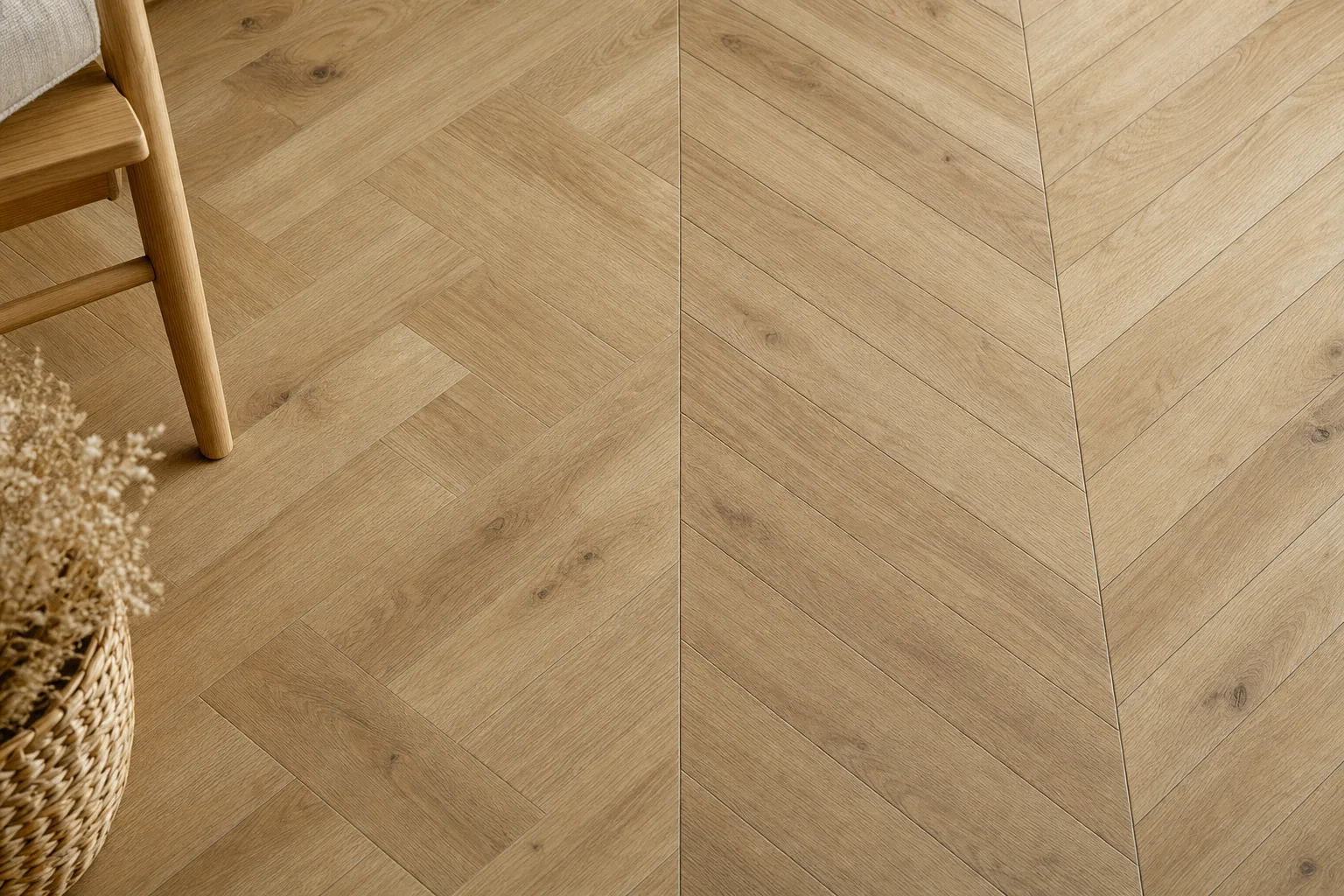 Eglutės ir chevron rašto vinilinių grindų palyginimas iš arti