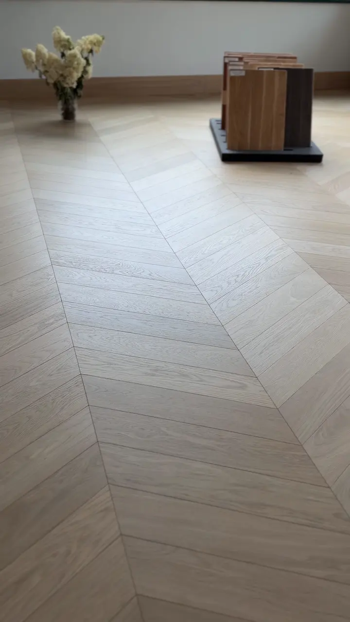 Chevron rašto ąžuolo grindys salone